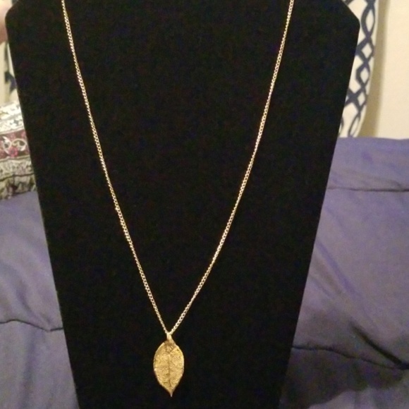 Jewelry - Yellow gold leaf necklace